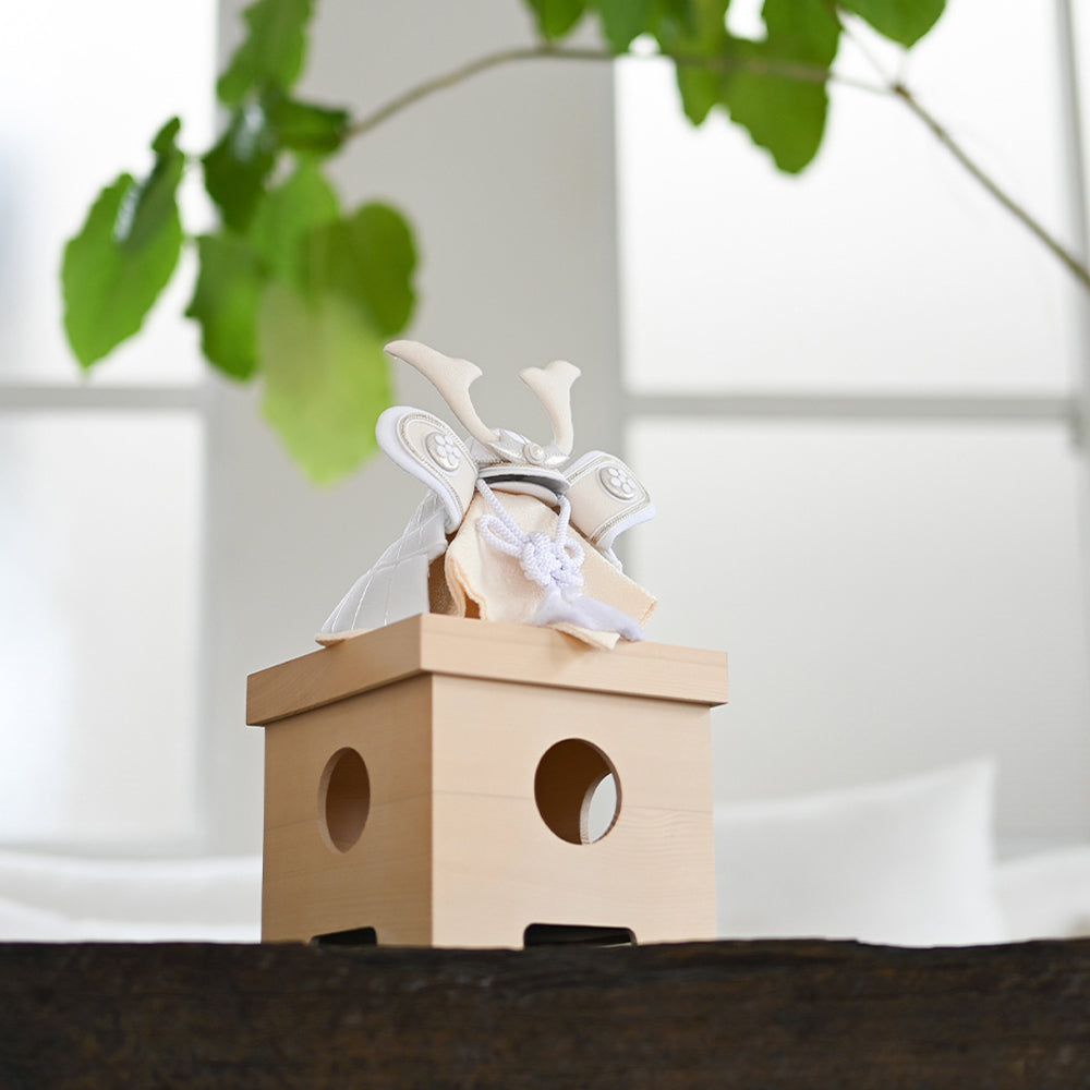 五月人形・兜飾り 翠(sui)HAKI 白粋