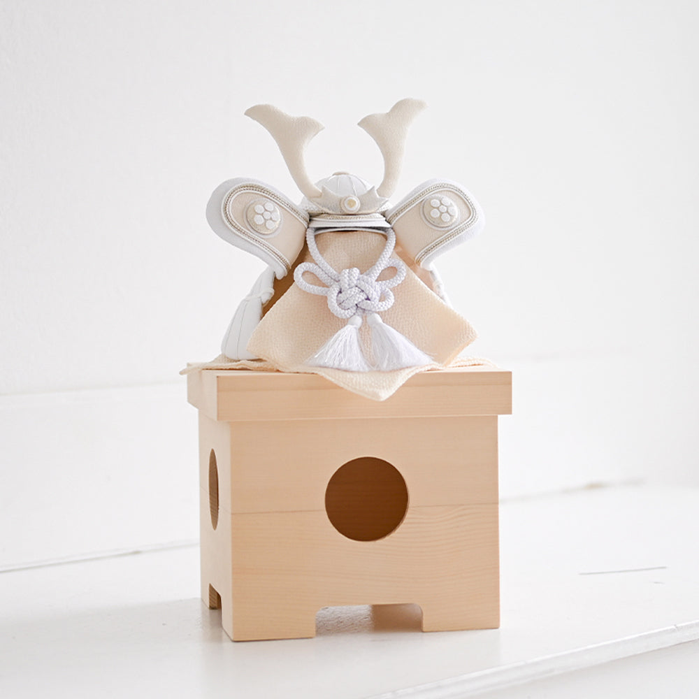 五月人形・兜飾り 翠(sui)HAKI 白粋