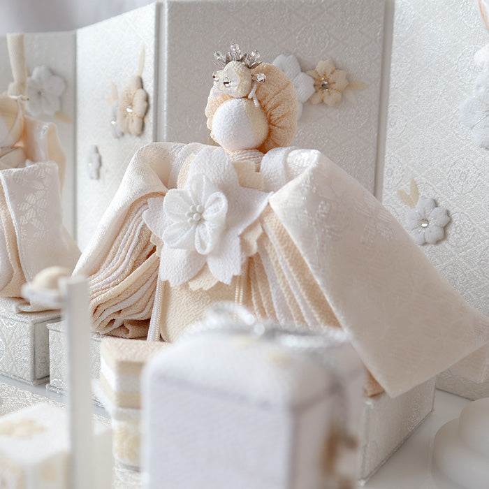 雛人形 HAKI(ハキ) 麗華(れいか)プレミアム 金襴西陣織 雛揃 白粋