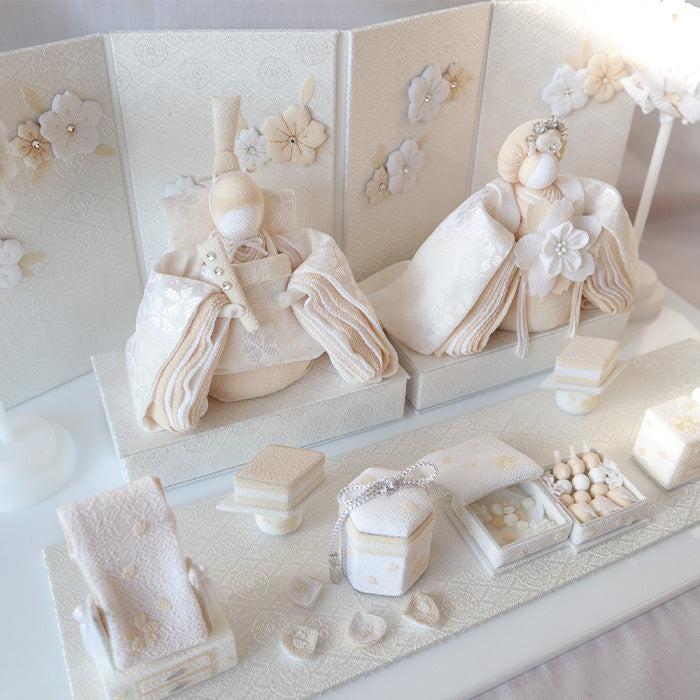 雛人形 HAKI(ハキ) 麗華(れいか)プレミアム 金襴西陣織 雛揃 白粋