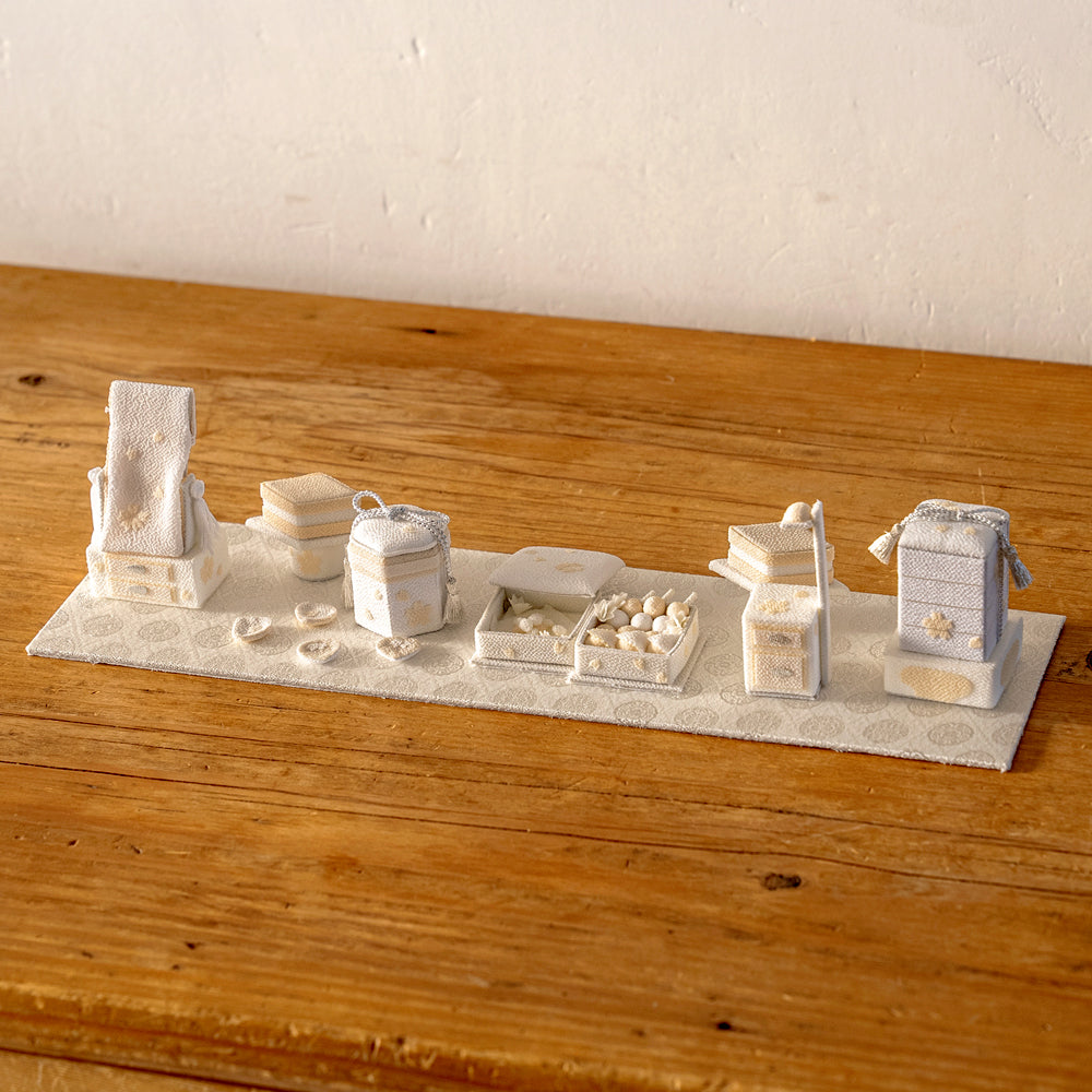 雛人形 HAKI(ハキ) 麗華(れいか)プレミアム 金襴西陣織 雛揃 白粋