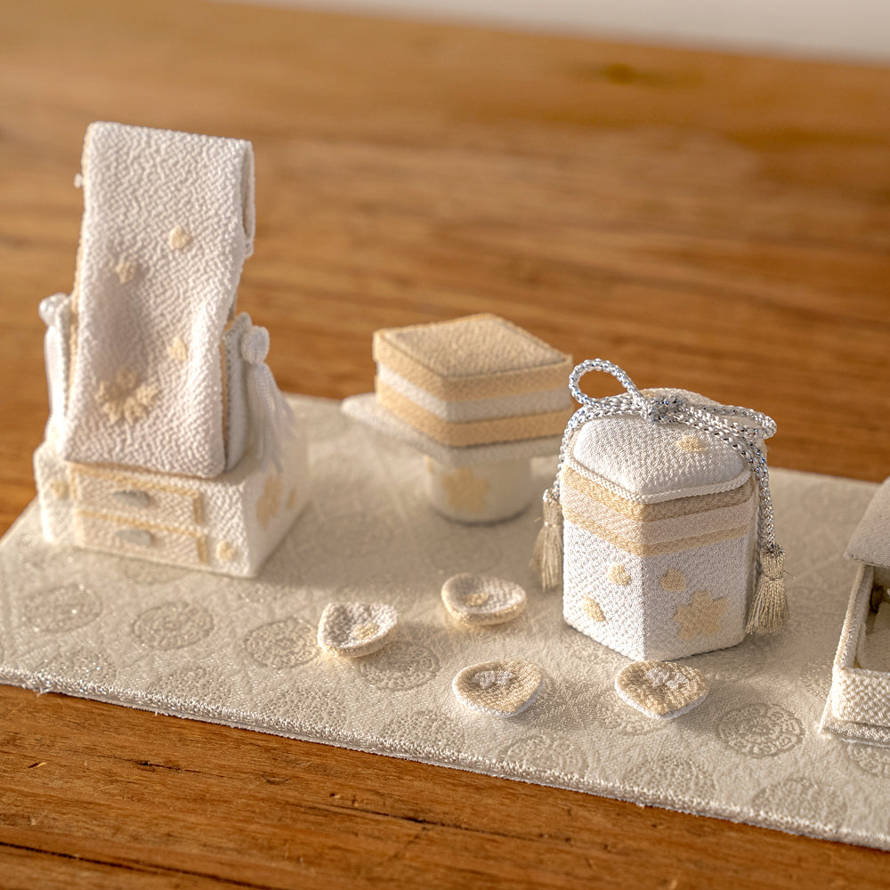 雛人形 HAKI(ハキ) 麗華(れいか)プレミアム 金襴西陣織 雛揃 白粋