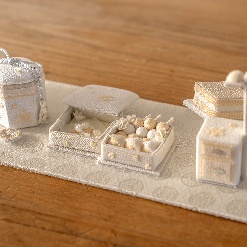 雛人形 HAKI(ハキ) 麗華(れいか)プレミアム 金襴西陣織 雛揃 白粋