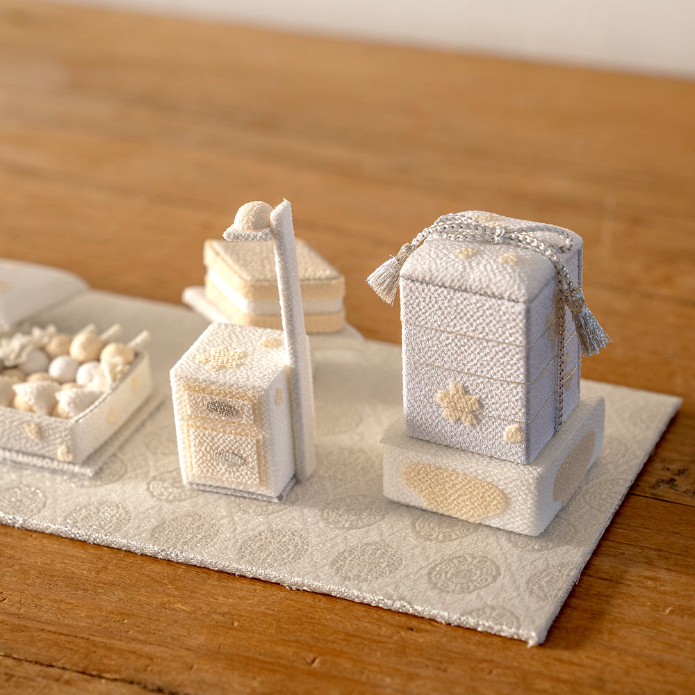 雛人形 HAKI(ハキ) 麗華(れいか)プレミアム 金襴西陣織 雛揃 白粋