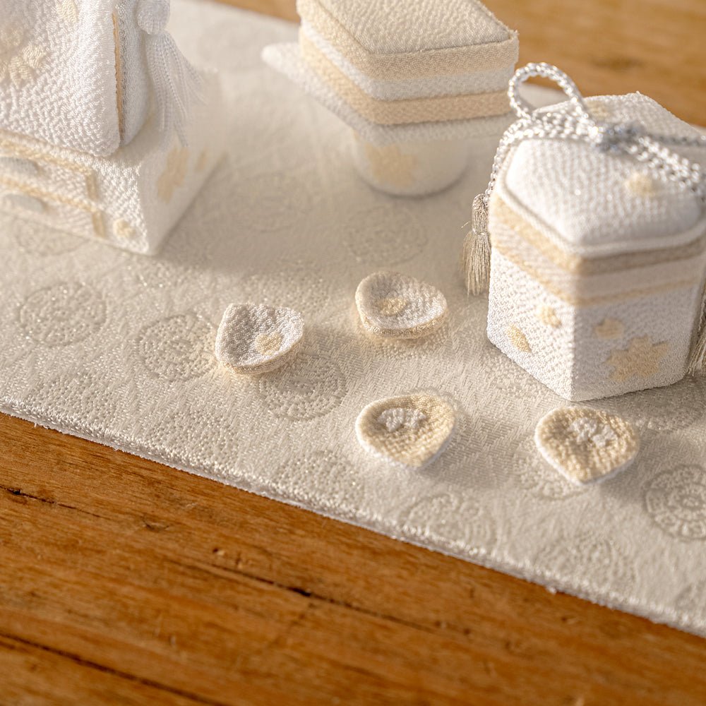 雛人形 HAKI(ハキ) 麗華(れいか)プレミアム 金襴西陣織 雛揃 白粋