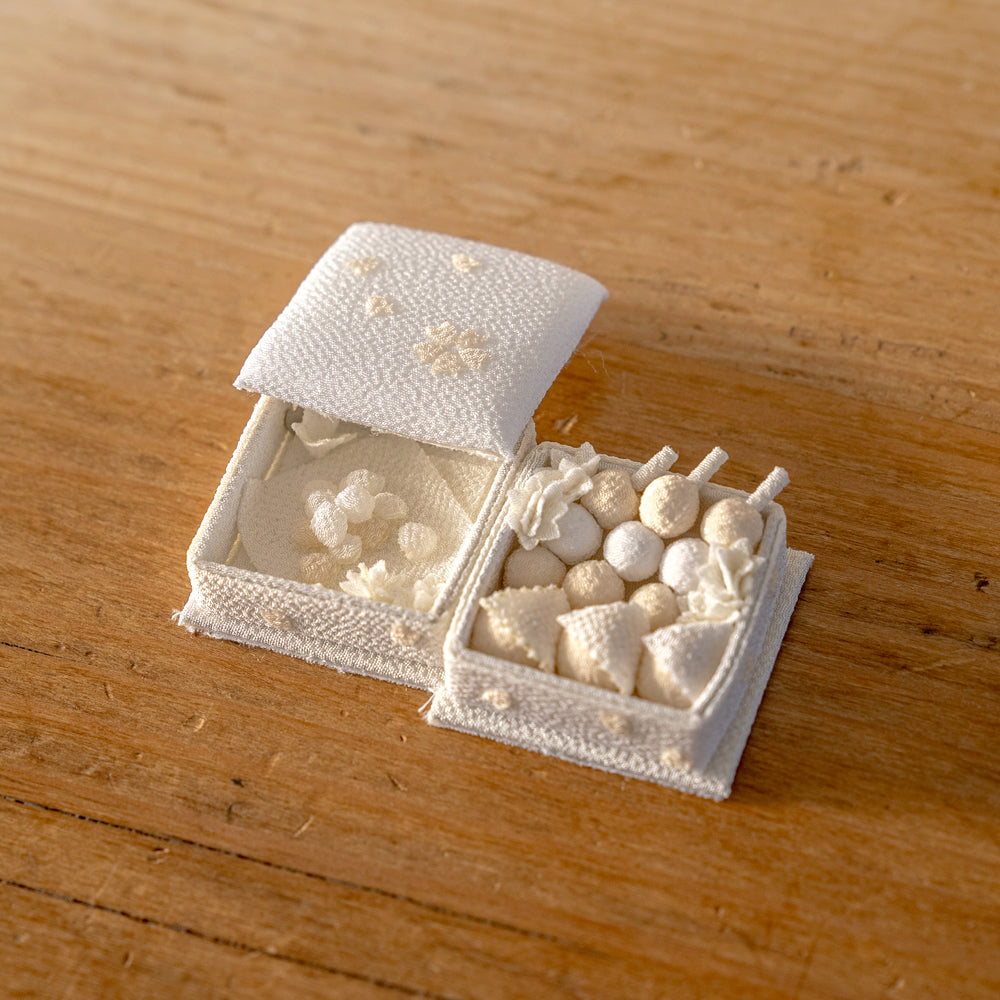 雛人形 HAKI(ハキ) 麗華(れいか)プレミアム 金襴西陣織 雛揃 白粋