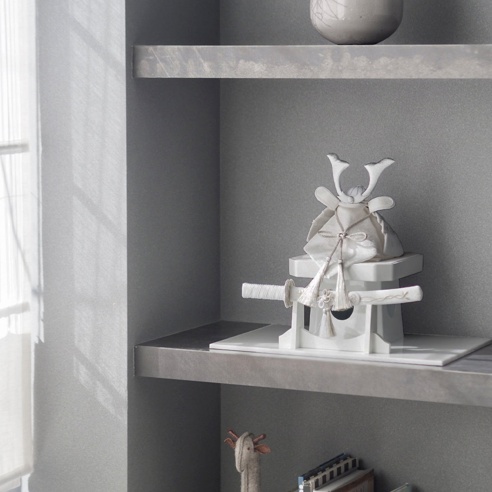 五月人形・兜飾り HAKI(ハキ) 白耀 -shiro- 特注金襴西陣織 cuna select限定 白粋