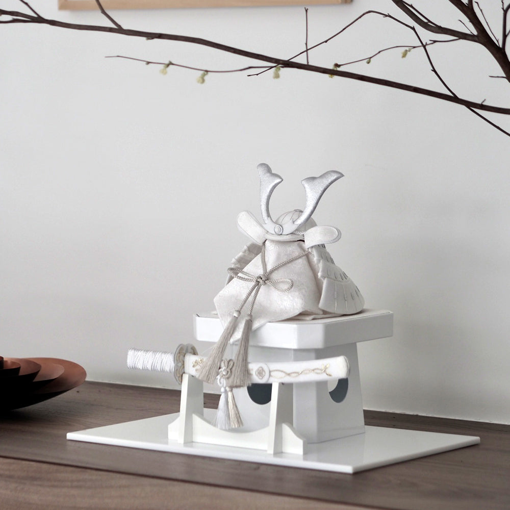 五月人形・兜飾り HAKI(ハキ) 白耀 -shiro- 特注金襴西陣織 cuna select限定 白粋