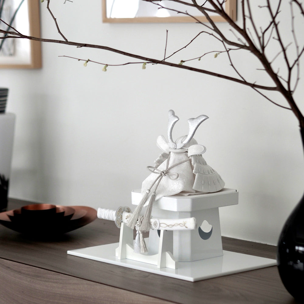 五月人形・兜飾り HAKI(ハキ) 白耀 -shiro- 特注金襴西陣織 cuna select限定 白粋