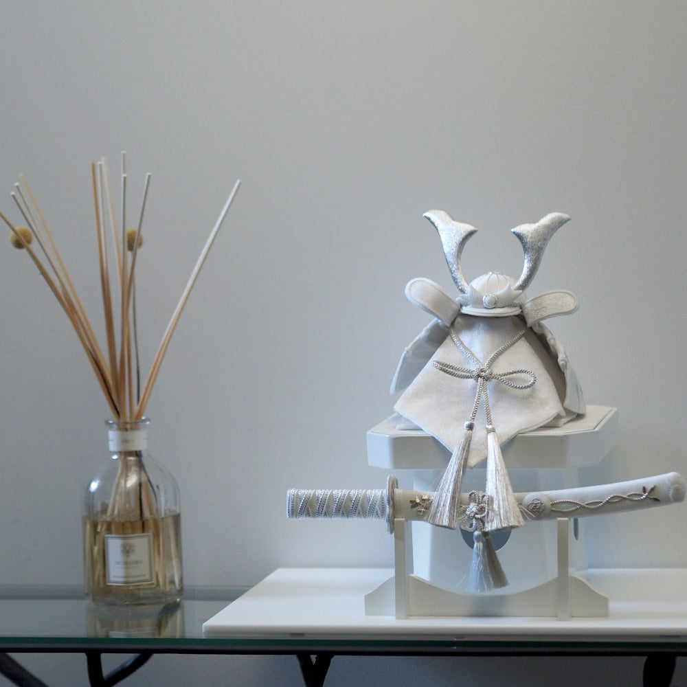 五月人形・兜飾り HAKI(ハキ) 白耀 -shiro- 特注金襴西陣織 cuna select限定 白粋