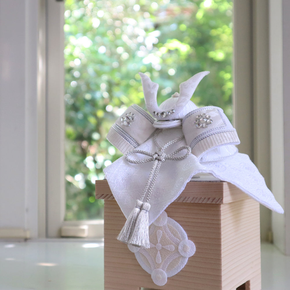 五月人形・兜飾り HAKI(ハキ) 燿 -hikaru- コンパクト兜 白粋