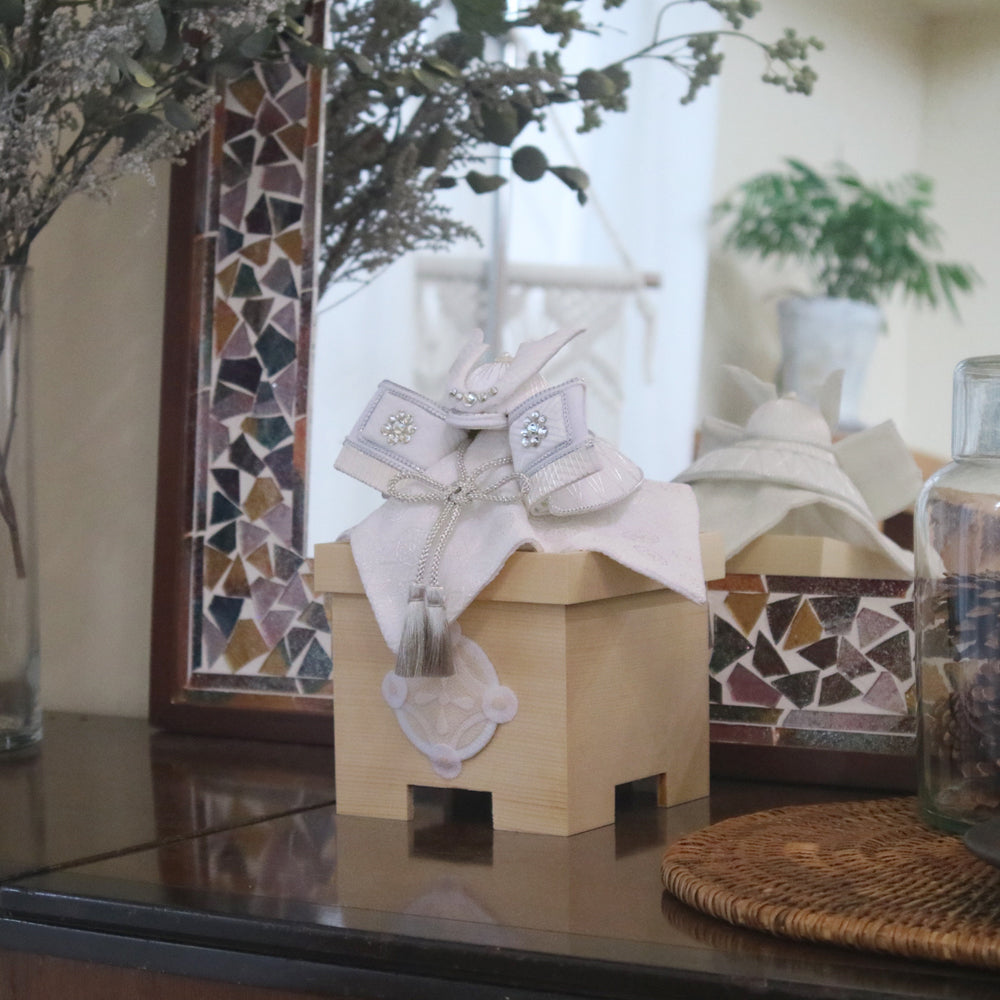 五月人形・兜飾り HAKI(ハキ) 燿 -hikaru- コンパクト兜 白粋