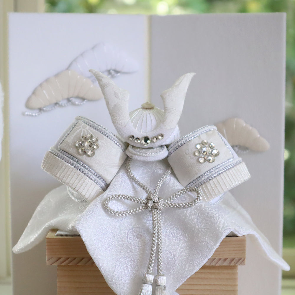 五月人形・兜飾り HAKI(ハキ) 燿 -hikaru- コンパクト兜 白粋