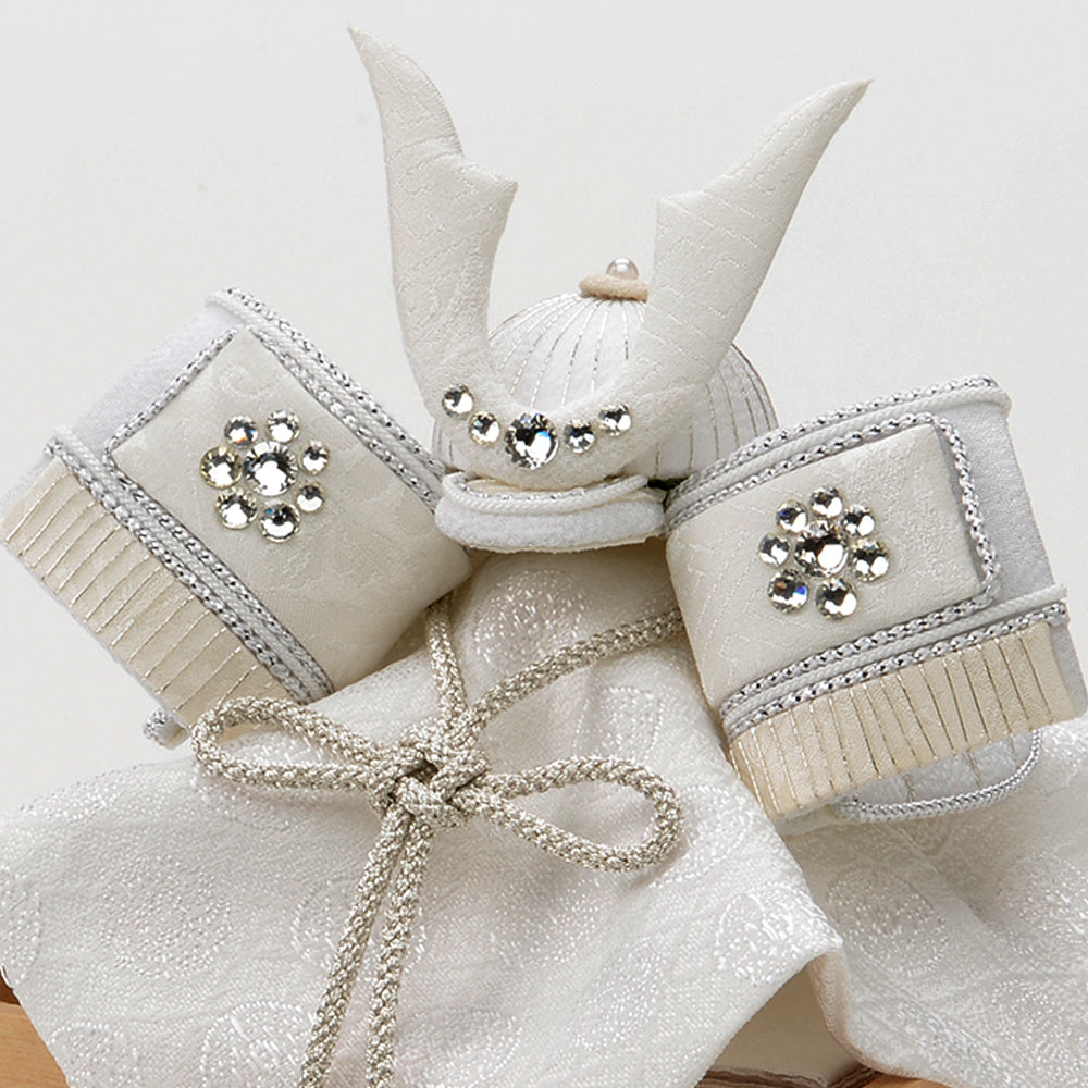 五月人形・兜飾り HAKI(ハキ) 燿 -hikaru- コンパクト兜 白粋