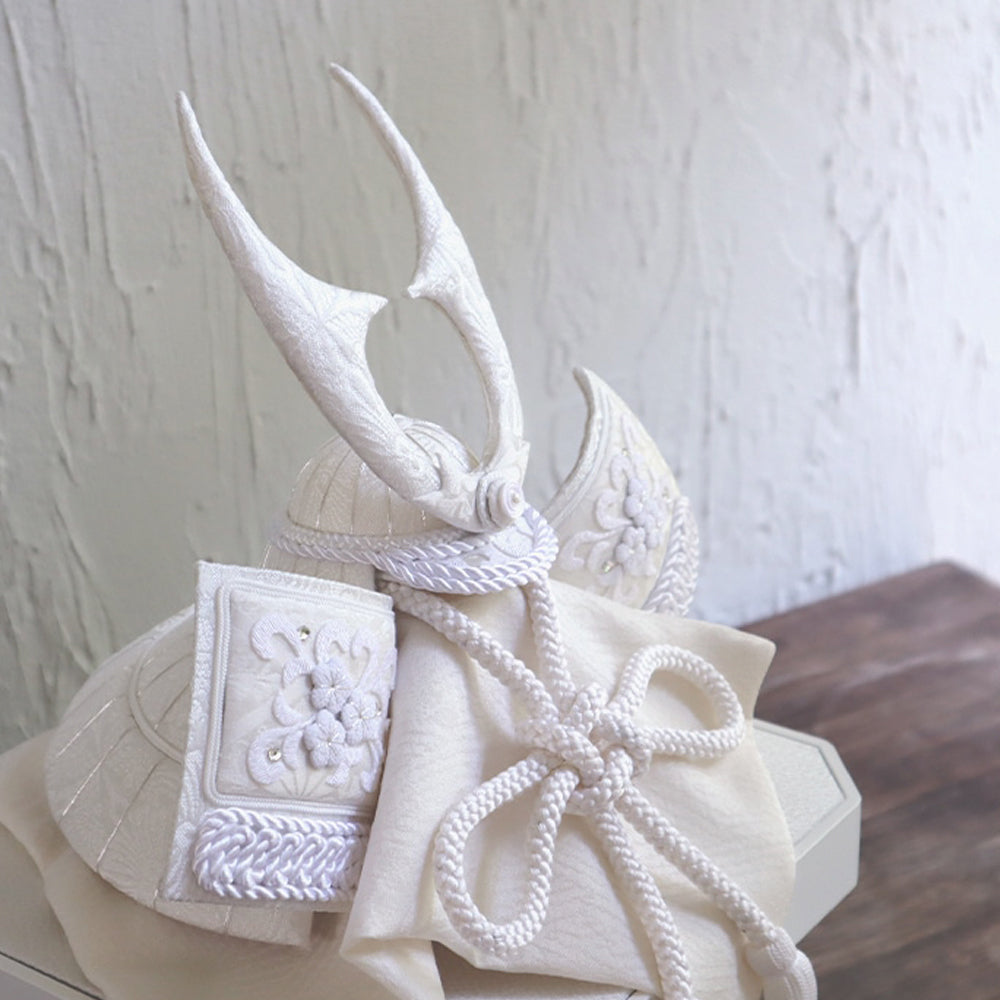 五月人形・兜飾り HAKI(ハキ) プレミアム西陣織シリーズ 白粋