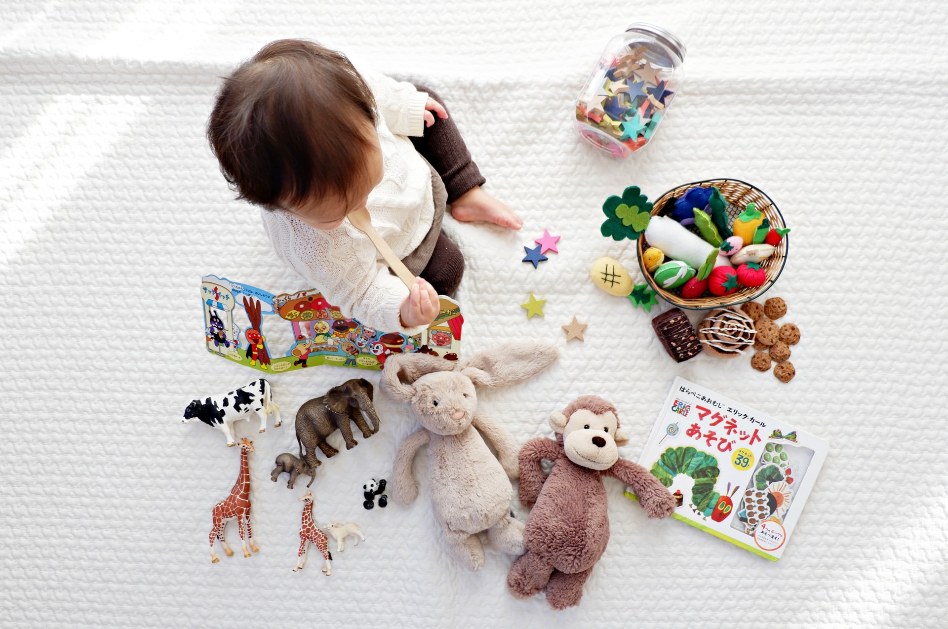出産祝いにおすすめのおもちゃ10選！男の子も女の子も喜ぶ知育玩具や木